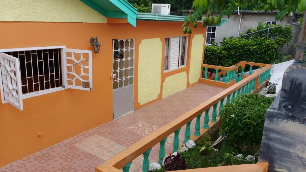 Affordable And Cozy At Content Guest House Очо-Ріос Екстер'єр фото