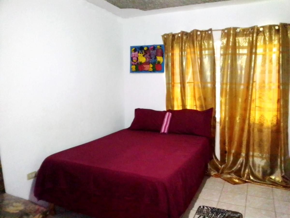 Affordable And Cozy At Content Guest House Очо-Ріос Екстер'єр фото