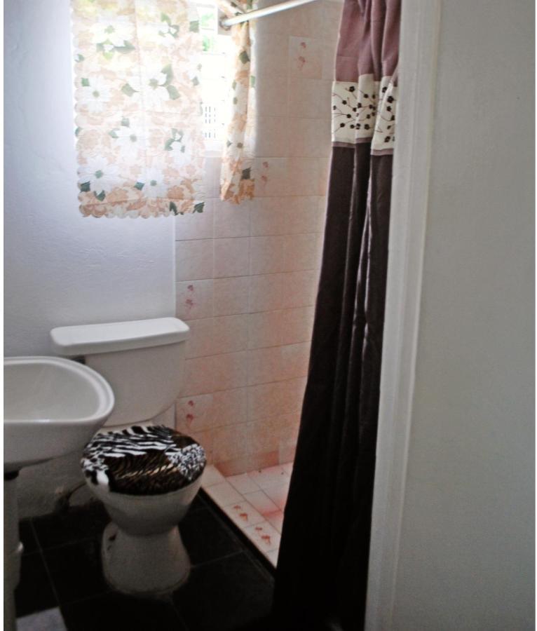 Affordable And Cozy At Content Guest House Очо-Ріос Екстер'єр фото