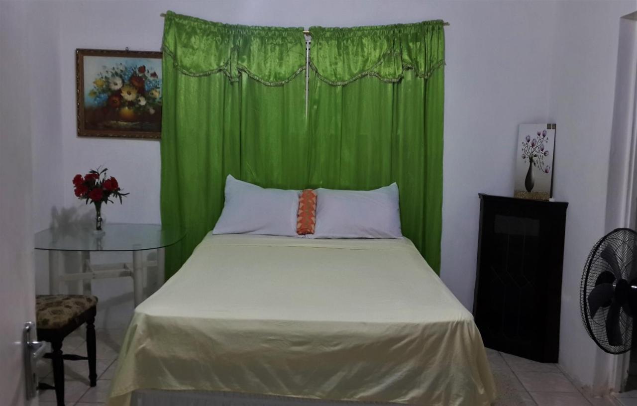 Affordable And Cozy At Content Guest House Очо-Ріос Екстер'єр фото