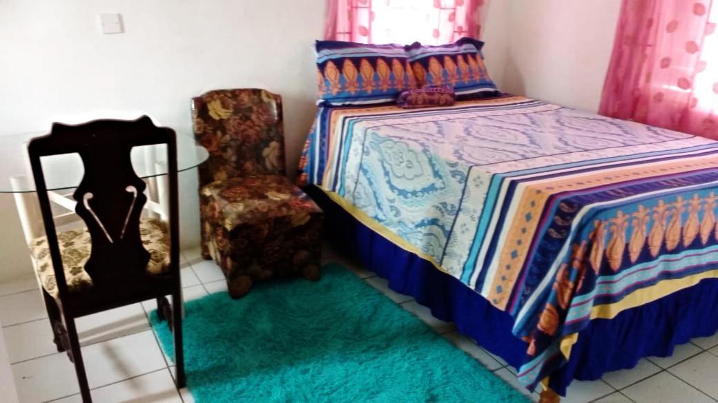 Affordable And Cozy At Content Guest House Очо-Ріос Екстер'єр фото