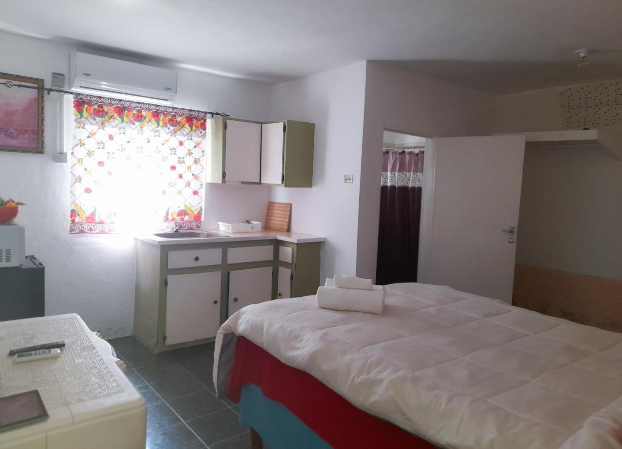 Affordable And Cozy At Content Guest House Очо-Ріос Екстер'єр фото