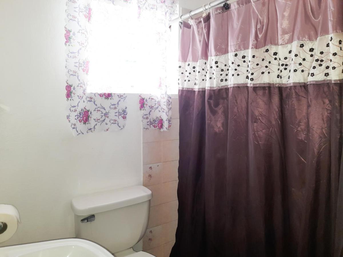 Affordable And Cozy At Content Guest House Очо-Ріос Екстер'єр фото